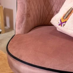 Pirouette Paris Fauteuils Fauteuil En Velours Matelassé Rose Pieds En Métal Noir -Chaise Soldes 2024 fauteuil en velours matelasse rose pieds en metal noir 2